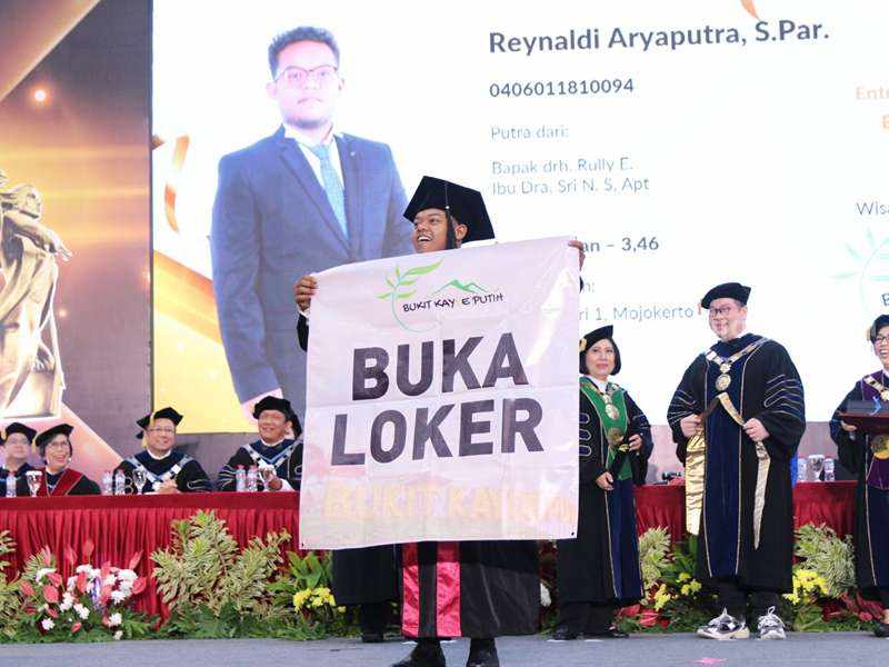 CEO Bukit Kayoe Putih Mojokerto Buka Loker di Wisuda Universitas Ciputra CEO Wisata Bukit Kayoe Putih Mojokerto mengikuti prosesi wisuda ke XIV Universitas Ciputra Surabaya.