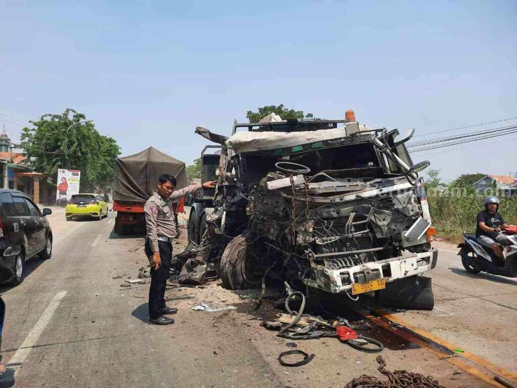 Petugas Satlantas Polres Gresik Saat melakukan olah TKP kecelakaan sesama truk di Jalan Raya Pantura Duduksampeyan