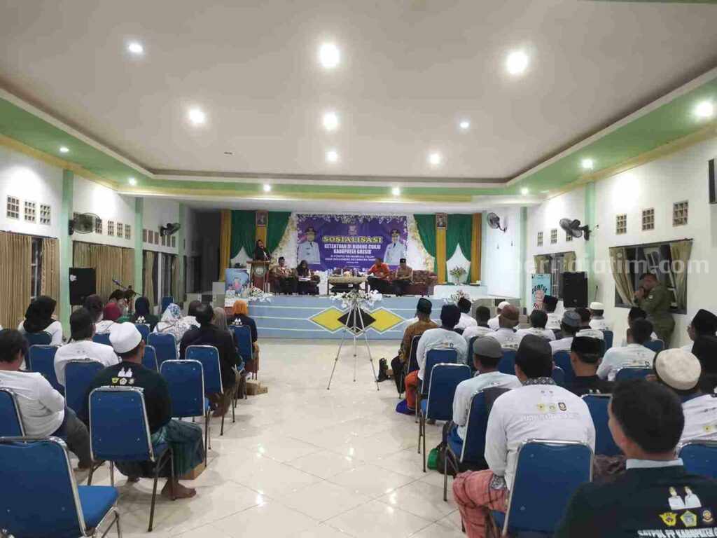 Masyarakat Pulau Bawean saat mengikuti sosialisasi peredaran rokok ilegal