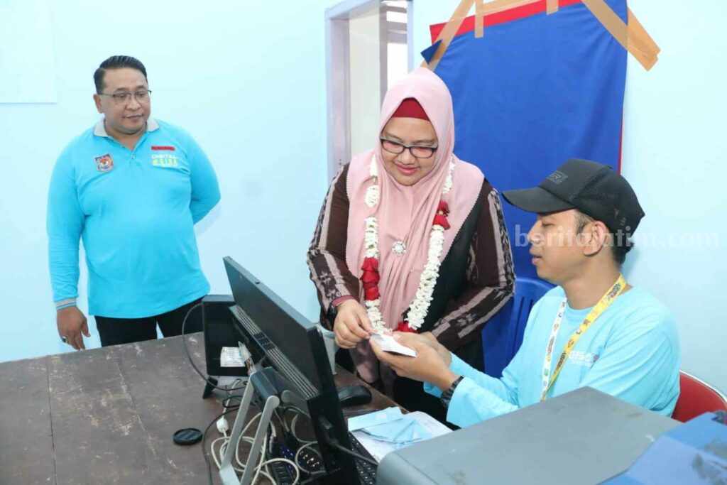 Petugas Dispendukcapil saat melakukan proses pembuatan e-KTP di Pulau Bawean Gresik