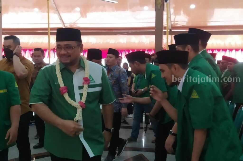 Menteri Agama Yaqut Cholil Qoumas saat menghadiri pelantikan GP Ansor di Bangkalan (Foto : Zamachsari/beritajatim.com)