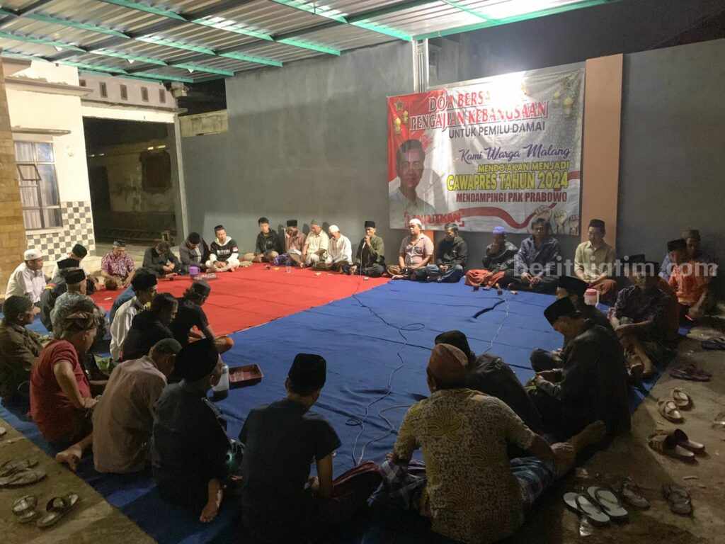 Ratusan Warga Malang Doakan Gibran Rakabuming Ratusan warga Bululawang, Kabupaten Malang, mendoakan Gibran Rakabuming Raka menjadi Cawapres 2024, Minggu (15/10/2023) malam.