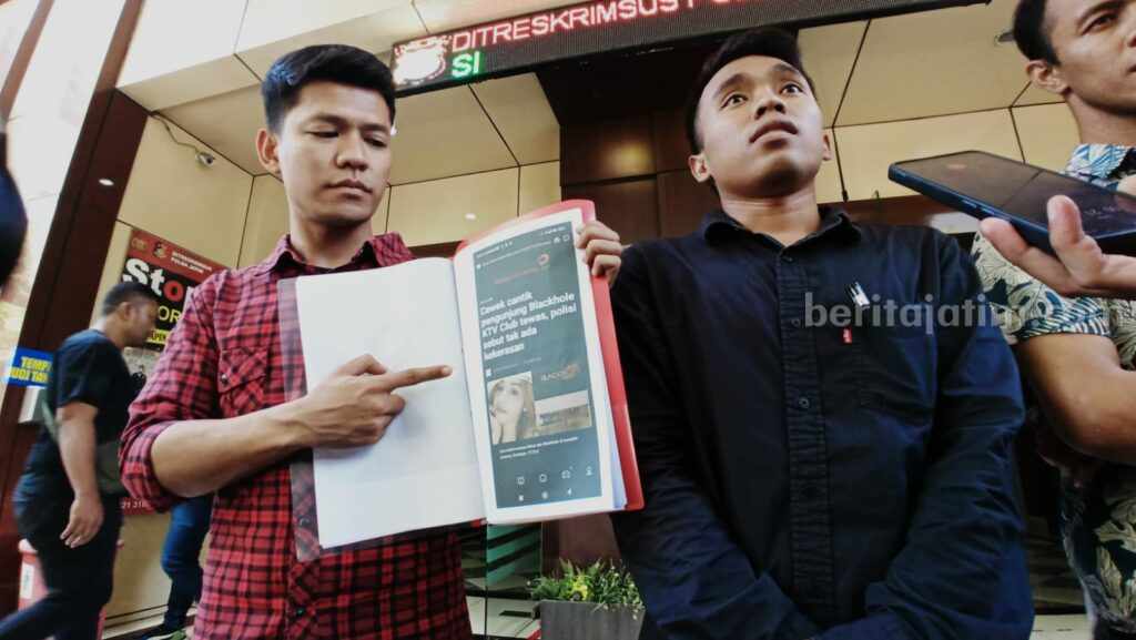 Pengacara Dini saat datangi bid Propam Polda Jatim