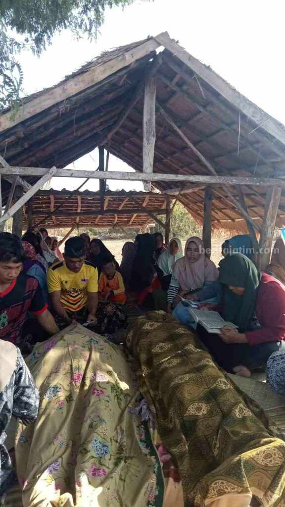 Jenazah dua warga Pulau Kangean yang terapung di laut (foto : Polres Sumenep)
