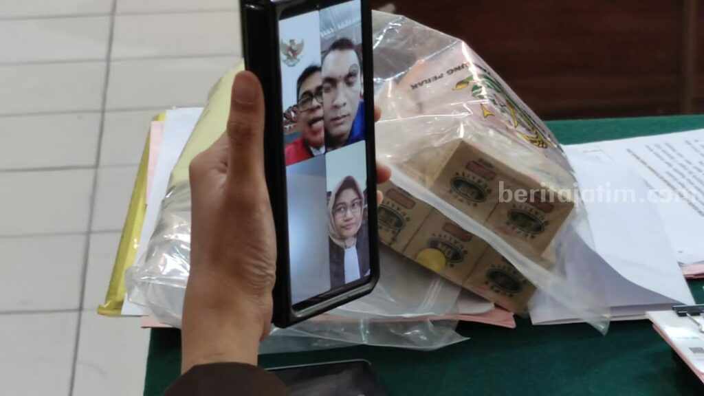 Jaksa Tuntut 4 Tahun Pria Tamatan SMP yang Edarkan Ribuan Pil Koplo Terdakwa Nanda Dwi Sukma Lesmana, warga Desa Hulaan, Menganti, Gresik (kanan atas layar ponsel) saat menjalani sidang online.