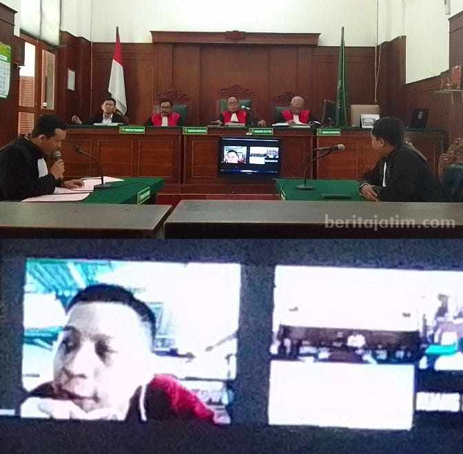 Terdakwa Benny Soewanda saat menjalani sidang tuntutan di PN Surabaya.