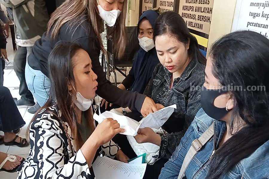 Sejumlah emak-emak saat mendatangi Polres Pasuruan Kota.