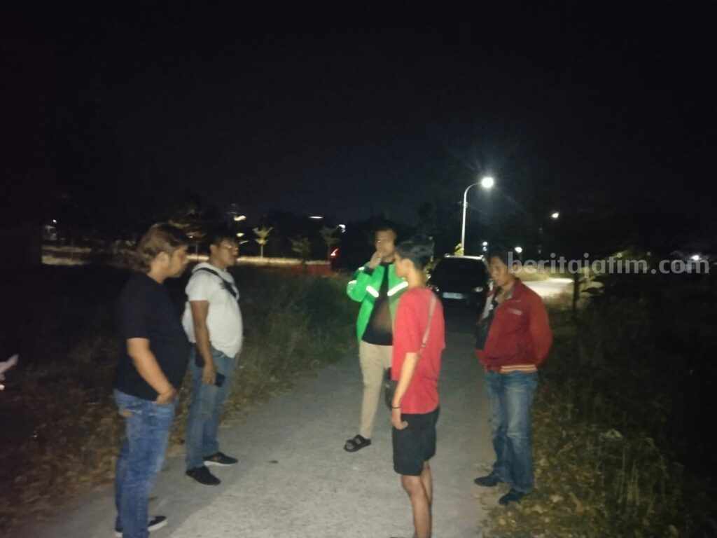 Aparat Satreskrim Polres Gresik saat melakukan olah TKP pesilat yang meninggal dunia saat menjalani ujian kenaikan tingkat.