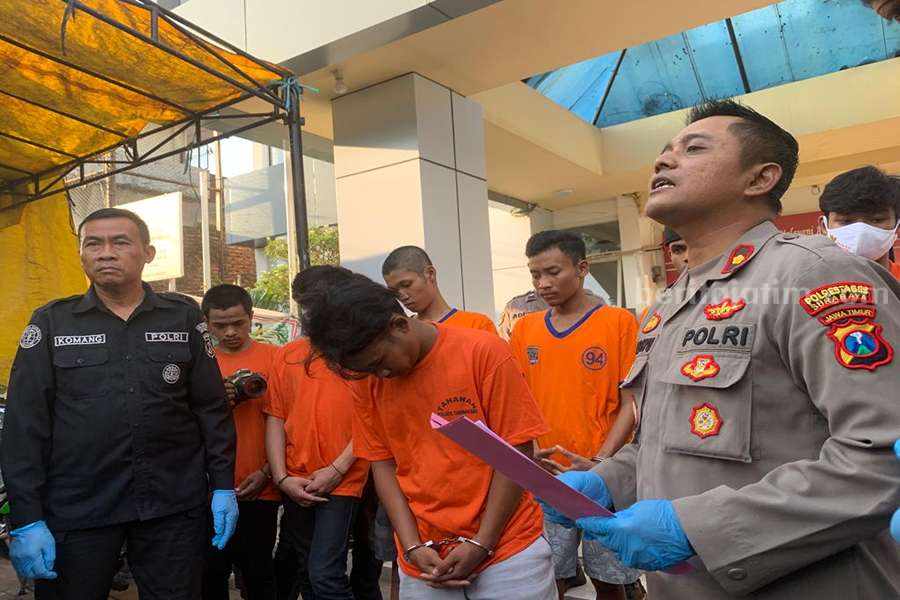 Ricki Andi (tengah) saat dirilis di Polsek Tambaksari, Senin (16/10/2023). (Foto/anggadia)
