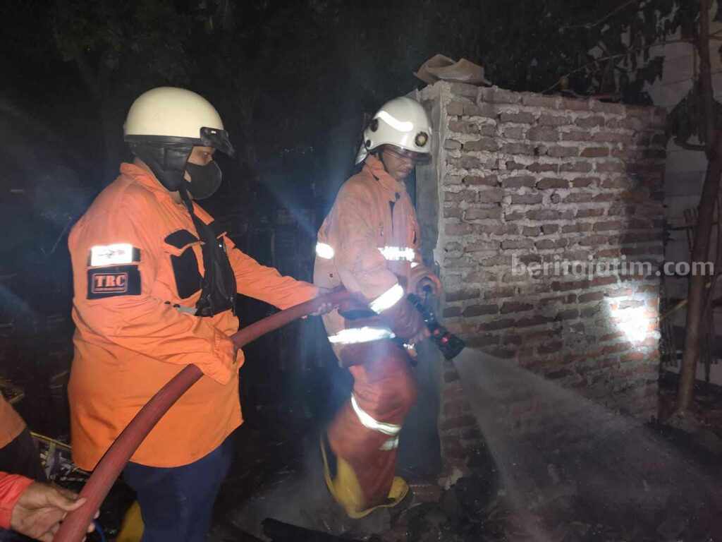 Petugas PMK melakukan pemadaman rumah yang terletak di Dusun Kemantren RT 08 RW 02, Desa Kemantren, Kecamatan Gedeg, Kabupaten Mojokerto. [Foto : ist]
