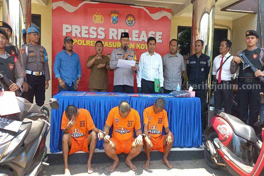 Tersangka pencurian motor setelah diamankan Satreskrim Polres Pasuruan Kota.