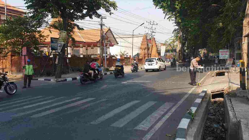 Petugas Unit Laka Satlantas Polres Mojokerto saat melakukan olah TKP. [Foto : ist]