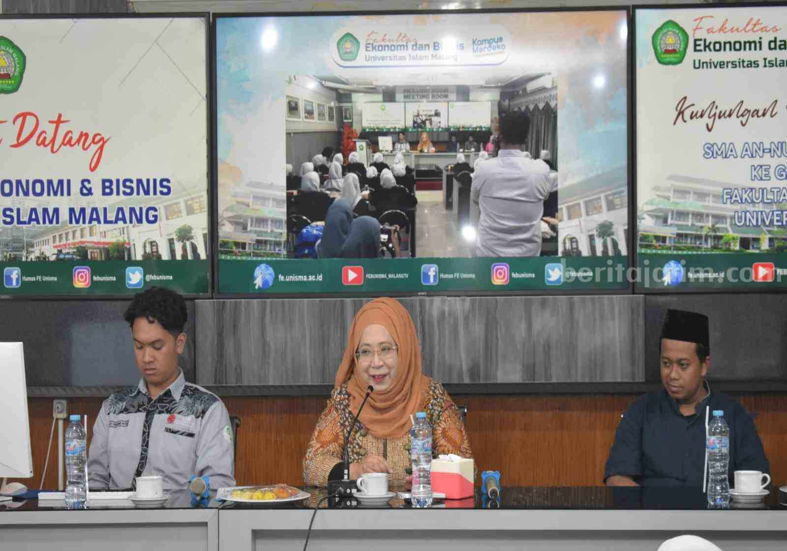 Dekan FEB Unisma menyampaikan materi dihadapan siswa SMA An-Nur 2 Bululawang (Foto: Istimewa)