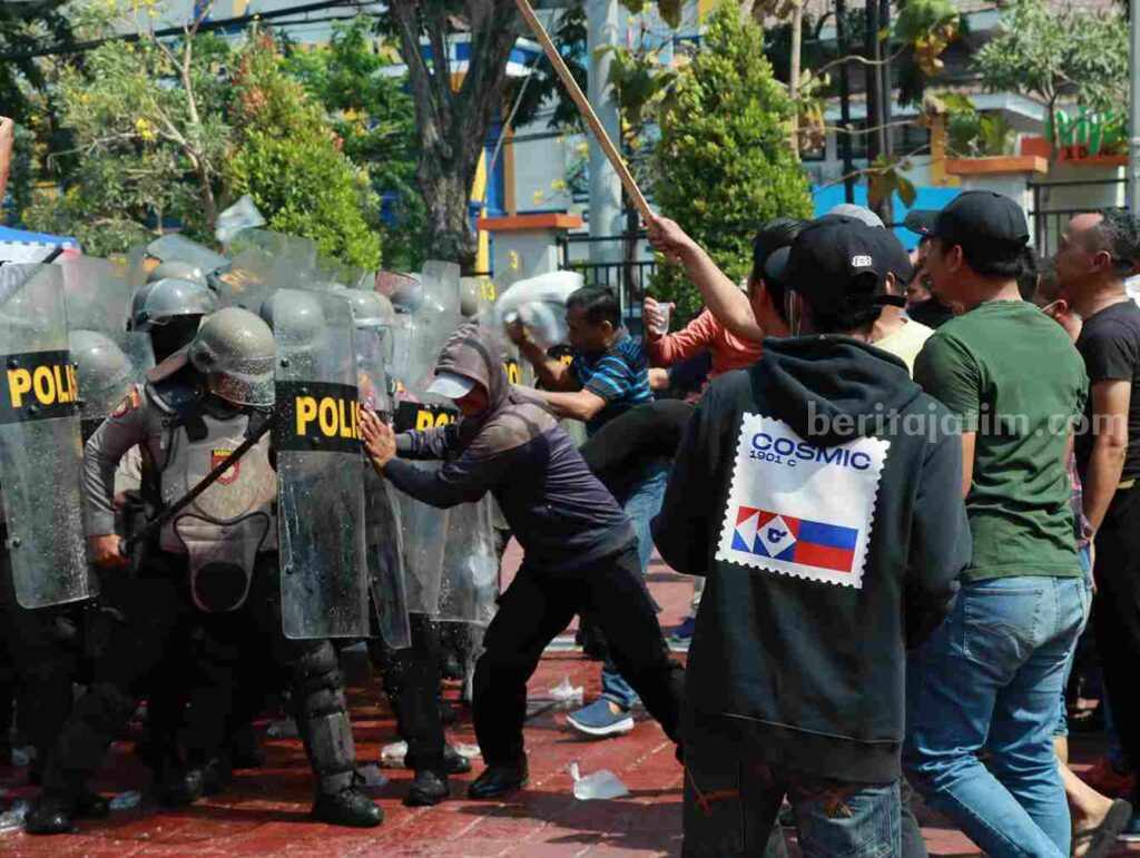 Personel Polres Gresik saat menggelar simulasi penanganan pemilu saat terjadi kericuhan