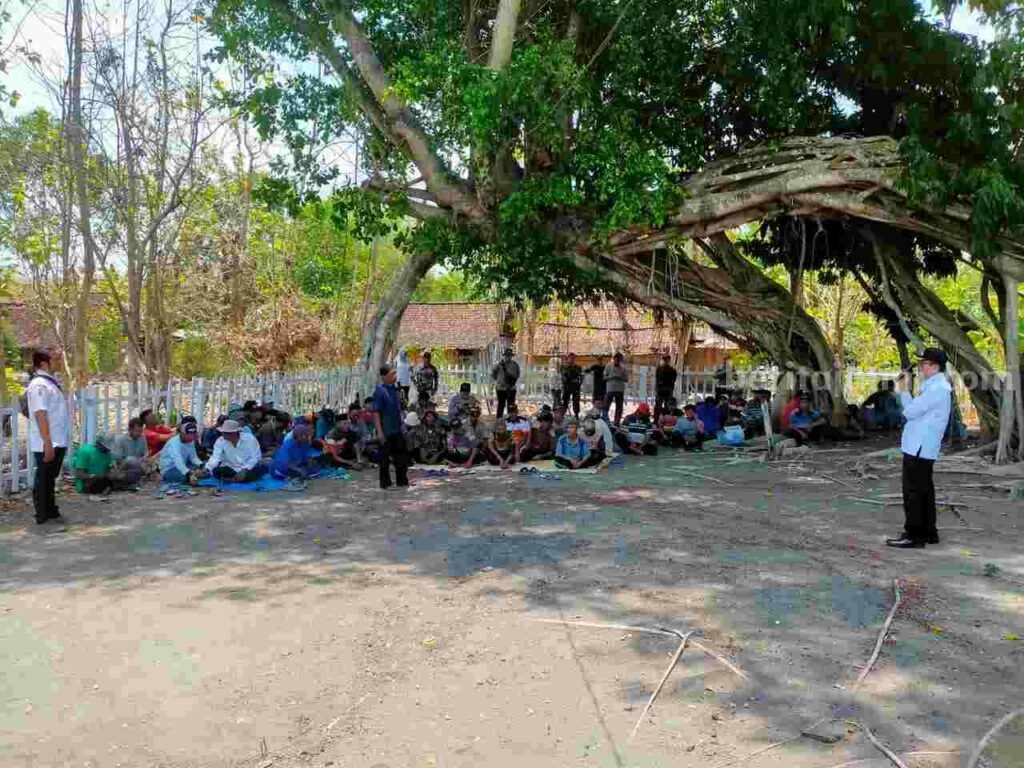 Pj Bupati Bojonegoro Adriyanto saat berdialog dengan sejumlah warga Desa Ngelo yang terdampak pembangunan Bendungan Karangnongko.