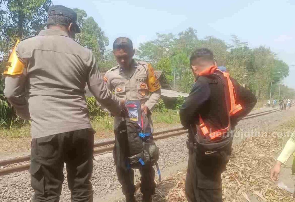 Polisi tunjukkan tas milik Siswi SMP yang menabrakkan diri ke KA Gajayana.