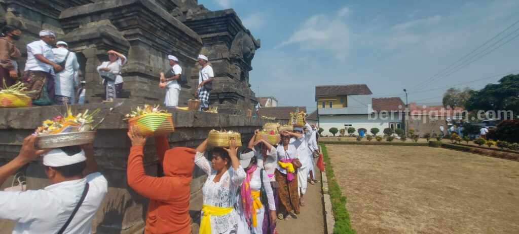 Sebanyak 450 warga Karangasem, Bali, mengunjungi Candi Singosari, Kabupaten Malang, Rabu (18/10/2023) sebagai simbol merajut kebudayaan dan Kekerabatan pada leluhur.