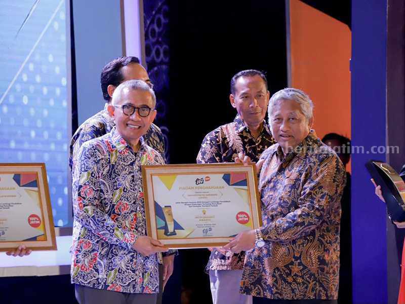 Rektor Unusa Prof Achmad Jazidie menerima penghargaan Jatim Bangkit Awards 2023 di Mercure Hotel Grand Mirama Surabaya.