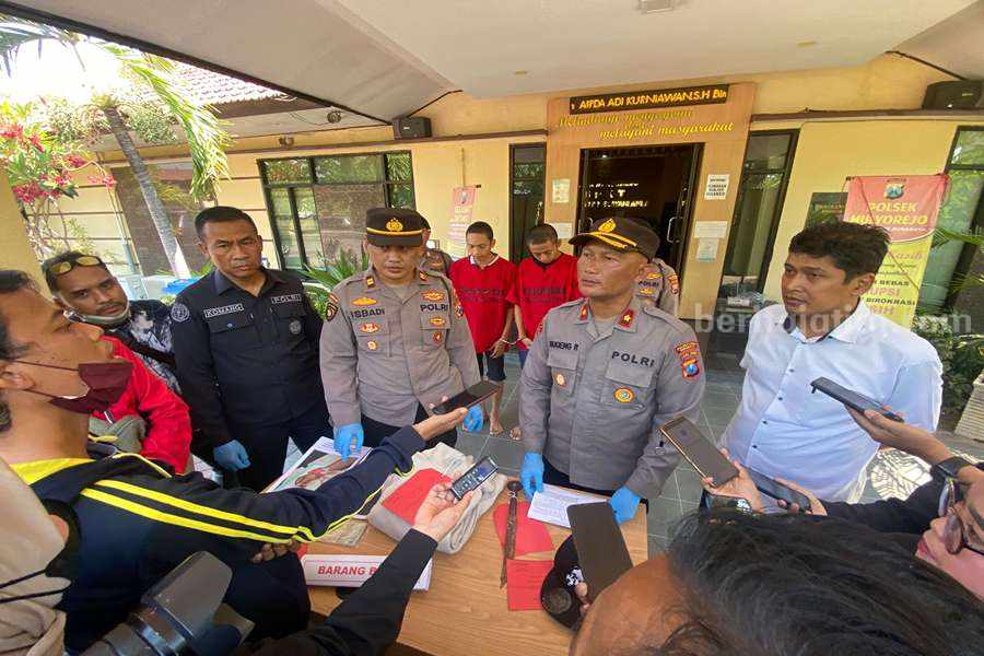 Kompol Sugeng Rianto saat merilis dua tersangka begal sadis di Surabaya.