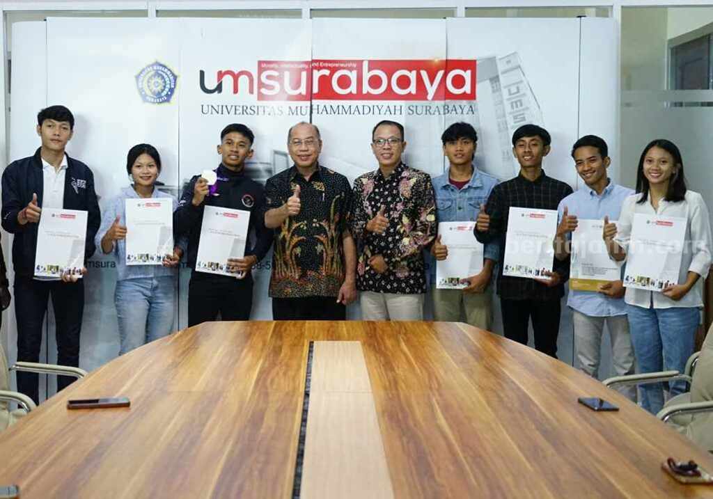 UM Surabaya Berikan Penghargaan 8 Atletnya, Pejuang Porprov hingga Asian Games Rektor UM Surabaya memberikan penghargaan kepada 8 atlet mahasiswa yang berlaga di ajang Porprov dan Asian Games.