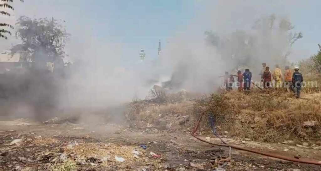 Limbah Ban Galangan Kapal PT Gapura di Bangkalan Terbakar Lokasi limbah ban PT Gapura, di Kecamatan Kamal, Bangkalan (Foto: Zamachsari/beritajatim.com)