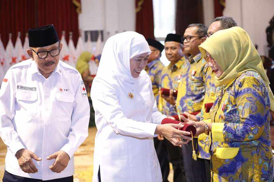 Khofifah menyerahkan piagam penghargaan dan Satya Lencana donor darah kepada sukarelawan yang mendonorkan darahnya 75 kali.
