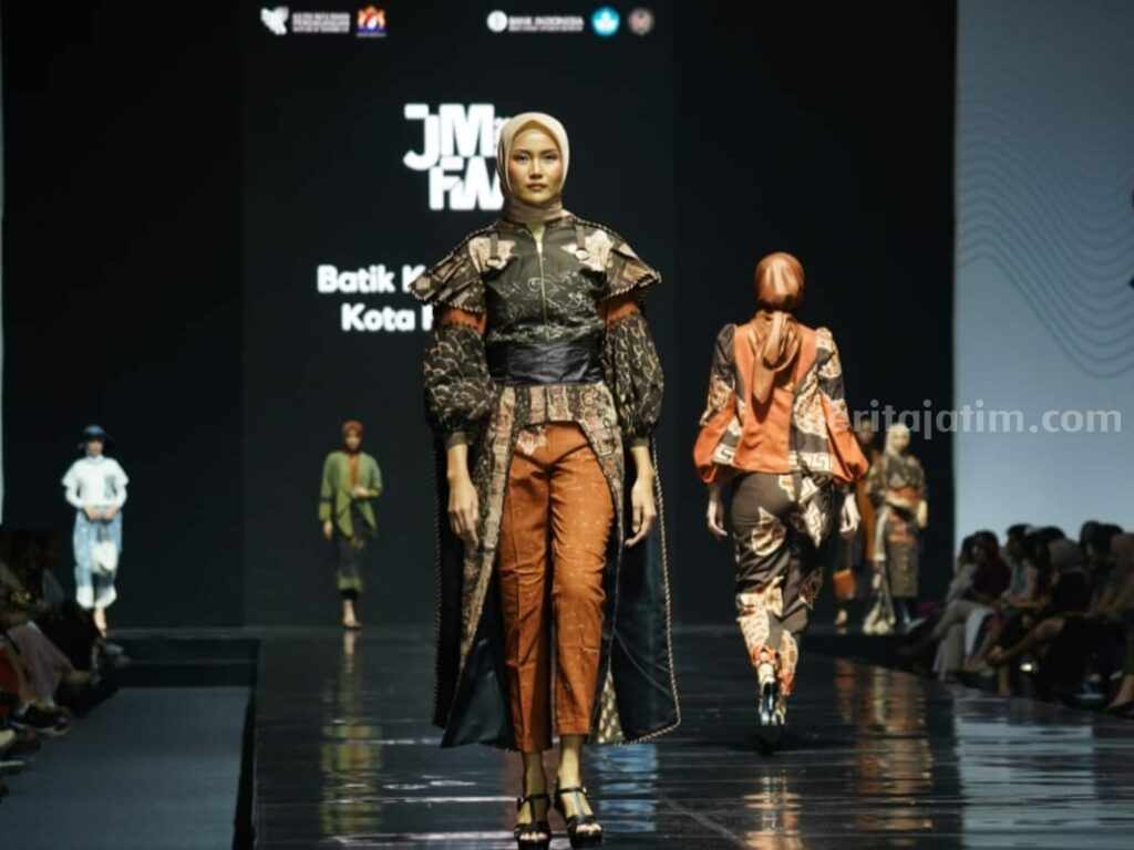 Batik kontemporer karya pembatik Kota Mojokerto saat tampil di JMFW di Hall 9, ICE-Bumi Serpong Damai BSD, Tangerang, Banten. [Foto : ist]