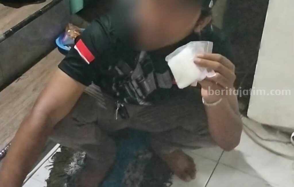 Pelaku, SN saat diamankan BNNK Mojokerto. [Foto : ist]