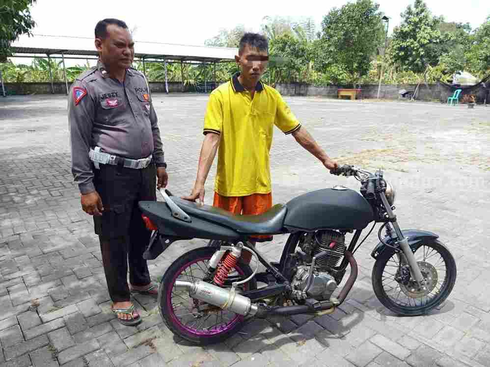 Pelaku pencurian sepeda motor asal Wringinanom Gresik ditahan usai menjalani pemeriksaan