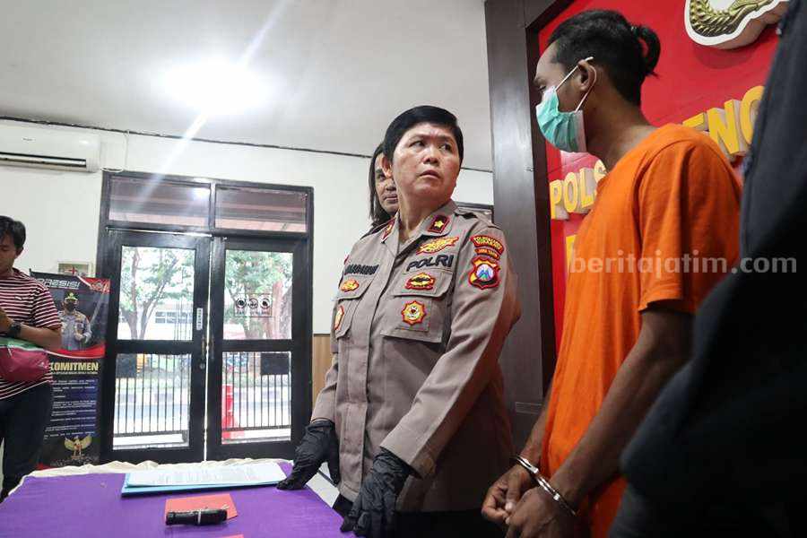 Kapolsek Tenggilis Kompol Masdawati saat merilis M Khoiril bandit curanmor 10 TKP di Surabaya.