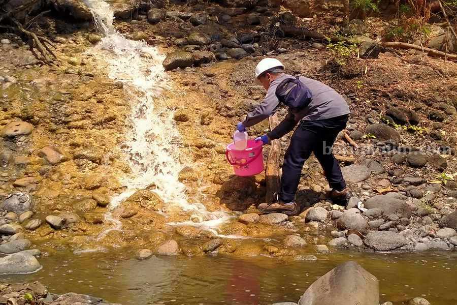 Petugas dari DLH Jatim saat mengambil sample air di Sungai Welang Pasuruan.