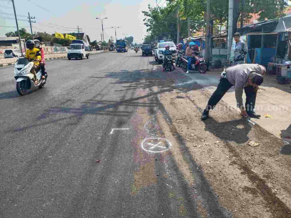 Petugas dari Unit Laka Satlantas Polres Mojokerto melakukan olah TKP. [Foto : ist]