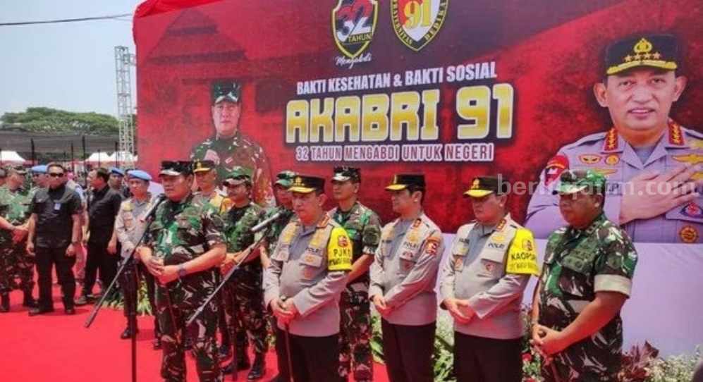Kapolri dan Panglima TNI Hadir Dalam Ikrar Pemilu Damai di Kota Malang Malang(beritajatim.com) - Pemilu untuk Pileg dan Pilpres bakal digelar pada 14 Februari 2024 mendatang. Saat ini sejumlah proses-proses tahapan Pemilu sudah berlangsung di KPU untuk Pileg maupun Pilpres. Sebagai antisipasi terhadap potensi kerawanan yang mungkin muncul dalam tahapan inti Pemilu. Kapolri Jenderal Polisi Listyo Sigit Prabowo dan Panglima TNI Laksamana Yudo Margono, hadir dalam Deklarasi Pemilu Aman Damai di Lapangan Rampal, Kota Malang, Sabtu (21/10/2023). Mereka ingin memastikan stabilitas dan keamanan menjelang pemilihan umum tahun 2024. Deklarasi ini sekaligus sebagai tanda kesepakatan antara elemen masyarakat dan organisasi dalam menjaga situasi aman dan damai menjelang serta selama Pemilu 2024. "Saya berharap deklarasi damai ini dapat menjadi contoh yang digelorakan di seluruh wilayah. Apabila ini dilaksanakan di semua tempat, Insya Allah pemilu bisa berjalan dengan lancar, aman, menghasilkan hasil yang legitimate, dan yang terpilih nantinya benar-benar bisa mewujudkan visi Indonesia emas 2045. Ini adalah kerja bersama kita," ujar Listyo Sigit. Panglima TNI Laksamana Yudho Margono menginstruksikan seluruh jajaran TNI dan Polri di seluruh wilayah untuk bersama-sama menjalankan komitmen damai dalam pelaksanaan Pemilu 2024. Menurutnya, netralitas TNI dan Polri dalam Pemilu menjadi kunci pemilu yang damai. "Deklarasi damai kita laksanakan di seluruh wilayah ini menjadi langkah yang sangat bagus untuk menjaga agar pelaksanaan Pemilu 2024 dapat berlangsung dengan damai, aman, lancar, dan sejahtera. Kita sampaikan TNI dan Polri harus netral dalam pemilu, ini merupakan kunci utama kita bisa melaksanakan atau menjaga pemilu ini terlaksana dengan baik," kata Yudo margono. Adapun pembacaan ikrar pemilu damai diikuti perwakilan MUI, DMI, PW Muhammadiyah, PWNU, LDII, Kadin, HIPMI, APINDO, PWI, dan Aliansi Jurnalis Independent. Selain itu, ada juga perwakilan dari Asosiasi Kepala Desa, Ikatan Pencak Silat Indonesia, KNPI, Serikat Pekerja, Rumah Kebangsaan, Asosiasi Pedagang Kaki Lima, Napiter, Cipayung Plus, KPU, Bawaslu, IDI, dan APLI. Peserta deklarasi membacakan ikrar bersama yang berisi komitmen: Pertama, mendukung dan membantu jajaran TNI dan Polri dalam menjaga keamanan serta mensukseskan pemilu 2024 yang aman dan adil. Kedua menjaga persatuan dan kesatuan dalam bingkai Negara Kesatuan Republik Indonesia. Ketiga menolak segala bentuk provokasi yang dapat memecah belah persaudaraan dan mengganggu jalannya pesta demokrasi. Keempat bersama-sama menangkal berita hoaks dan ujaran kebencian yang dapat mengganggu jalannya Pemilu 2024. (Luc) Caption : Deklarasi Pemilu Aman Damai di Lapangan Rampal, Kota Malang.