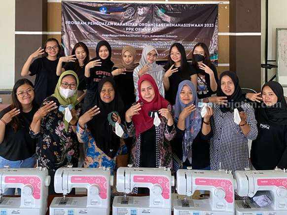 Mahasiswa Universitas Ciputra dan Penjahit Bungurasih Bikin Baju Hewan Peliharaan dari Limbah Mahasiswa Universitas Ciputra Surabaya bersama warga Bungurasih menginovasikan limbah pakaian menjadi baju untuk hewan peliharaan.