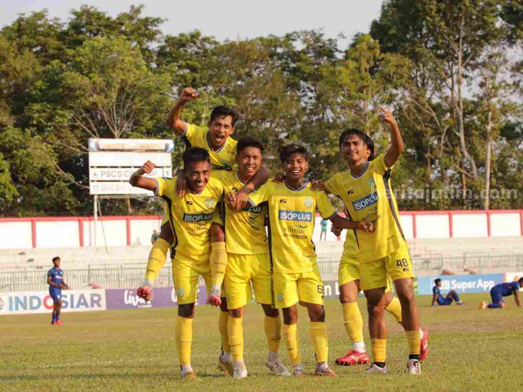 Pemain Gresik United merayakan selebrasi usai mencetak gol ke PSCS Cilacap