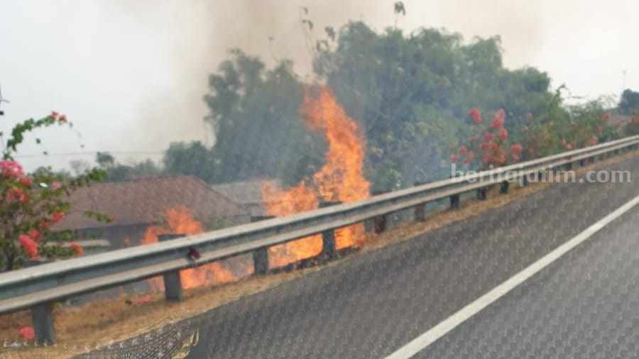 Kebakaran di tepi ruas Jalan Tol Surabaya-Mojokerto (Sumo) KM 726/B. [Foto : ist]