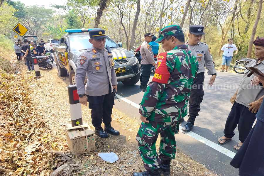 Petugas Polsek Purwodadi saat mendatangi lokasi pembuangan bayi.
