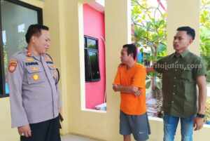Pelaku Penipuan Jual Beli COD Ditangkap Polisi Bangkalan Pelaku penipuan saat berada di Mapolres Bangkalan (Foto: Zamachsari/beritajatim.com)