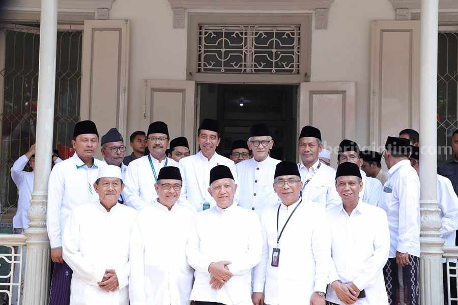 Presiden Jokowi bersama para kyai sepuh NU di kantor PCNU Kota Surabaya usai melakukan silahturahmi tertutup, Minggu (22/10/2023). (Foto/ist)