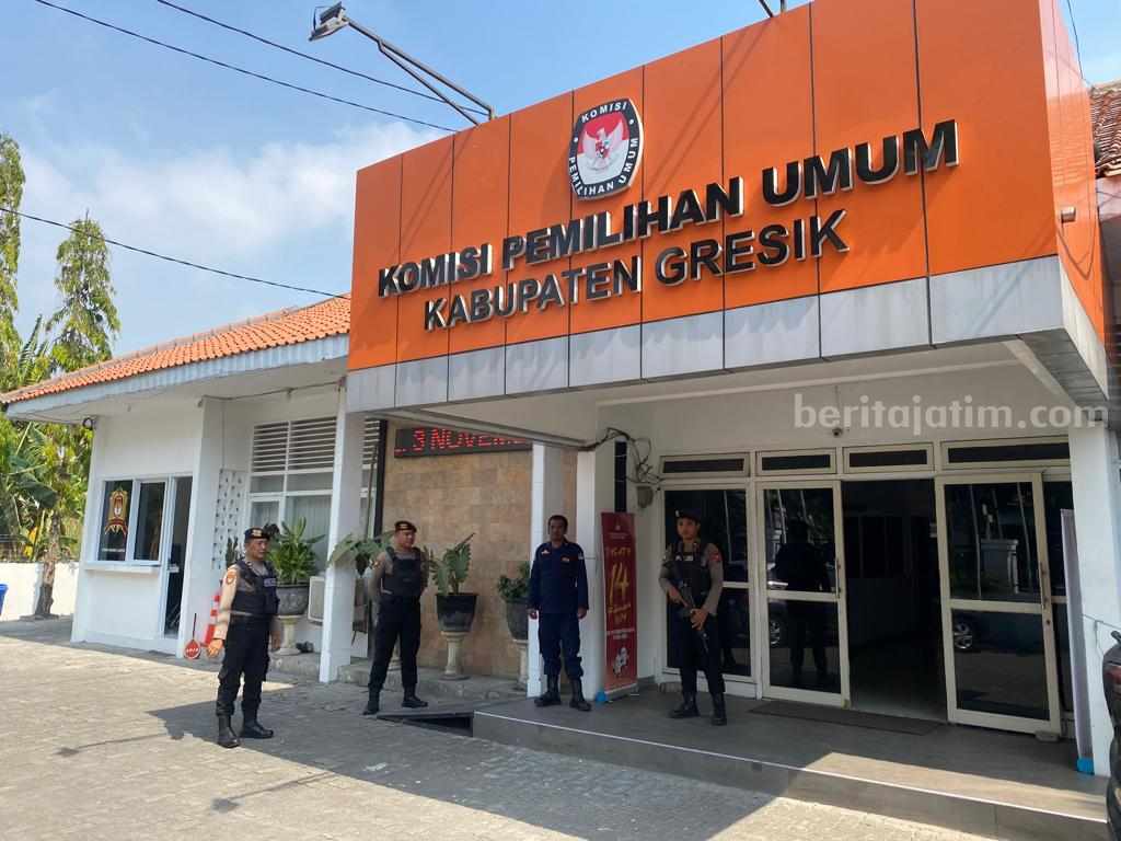 Anggota Polres Gresik saat melakukan patroli di kantor KPU