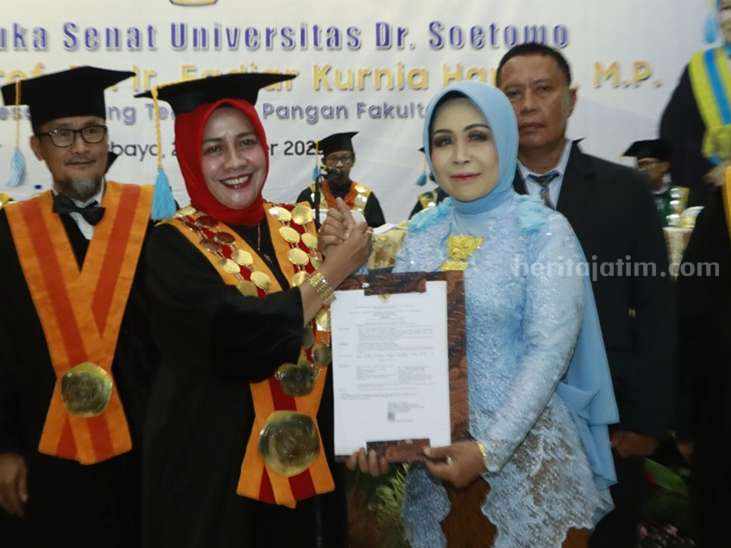 Unitomo Kini Punya Guru Besar di Bidang Teknologi Pangan Pengukuhan Guru Besar Unitomo Bidang Teknologi Pangan Prof Fadjar Kurnia Hartati.