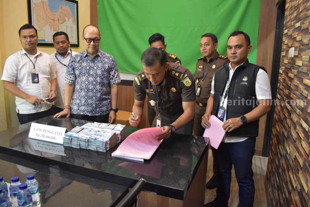 Barang bukti Rp 250 juta disita penyidik Kejari Tanjung Perak Surabaya dari terpidana kasus korupsj
