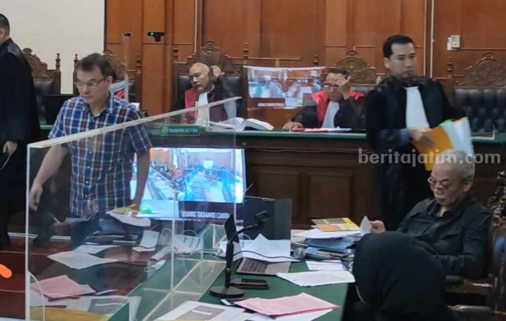 Sidang Pencemaran Nama Baik: Saksi Sebut Niat Terdakwa Terhadap Pelapor untuk Meminta Uang Saksi Keneddy saat memberikan keterangan di PN Surabaya