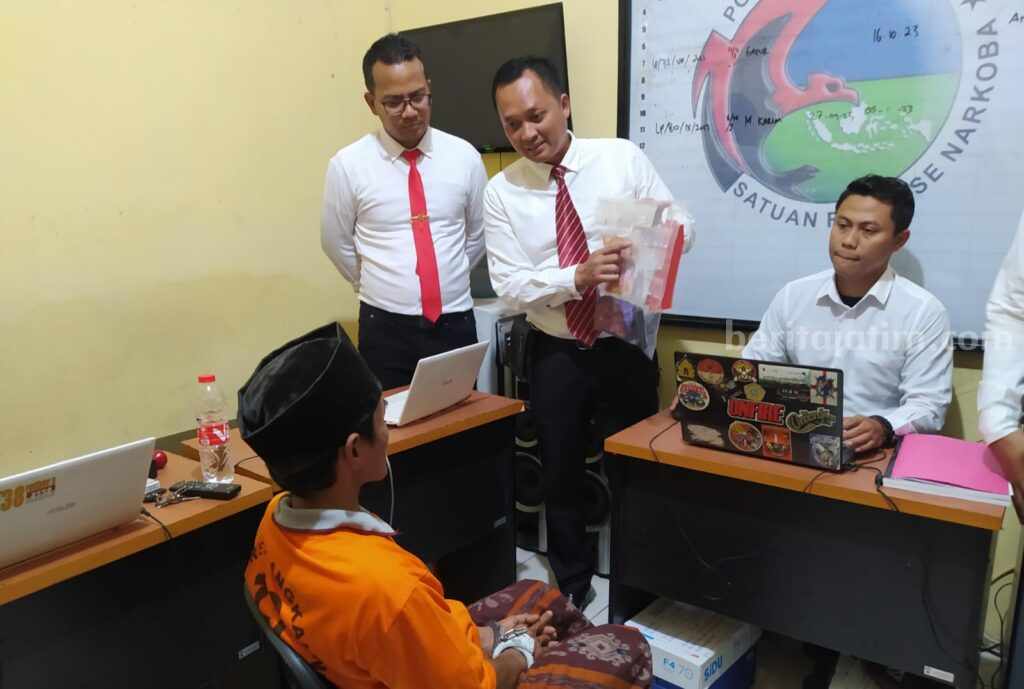 Pengedar sabu di Bangkalan saat dilakukan pemeriksaan polisi (Foto: Zamachsari/beritajatim.com)