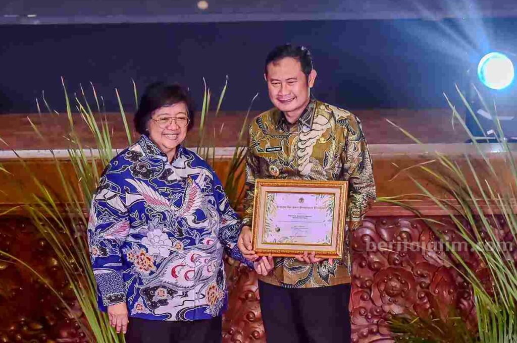 Bupati Lamongan Raih Penghargaan Pembina Proklim 2023 dari KLHK Bupati Lamongan Yuhronur Efendi saat menerima penghargaan Proklim 2023 dari Menteri KLHK RI, Siti Nurbaya.
