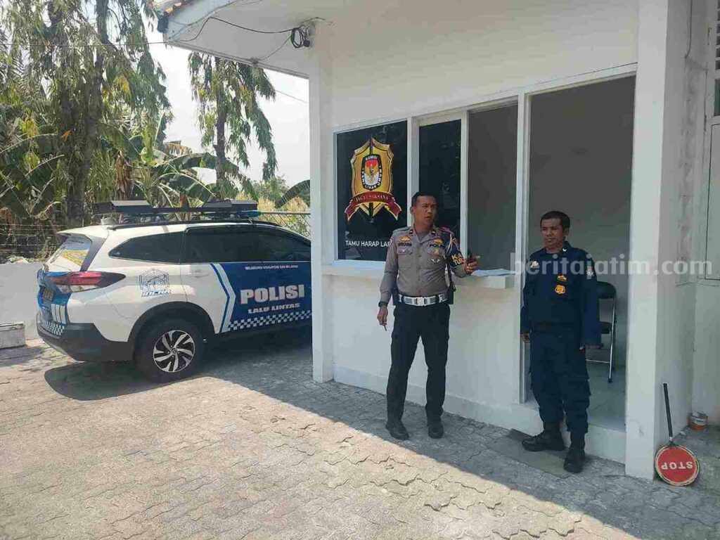 Kantor KPU Gresik Didatangi Polisi Petugas patroli Polres Gresik saat mendatangi kantor KPU