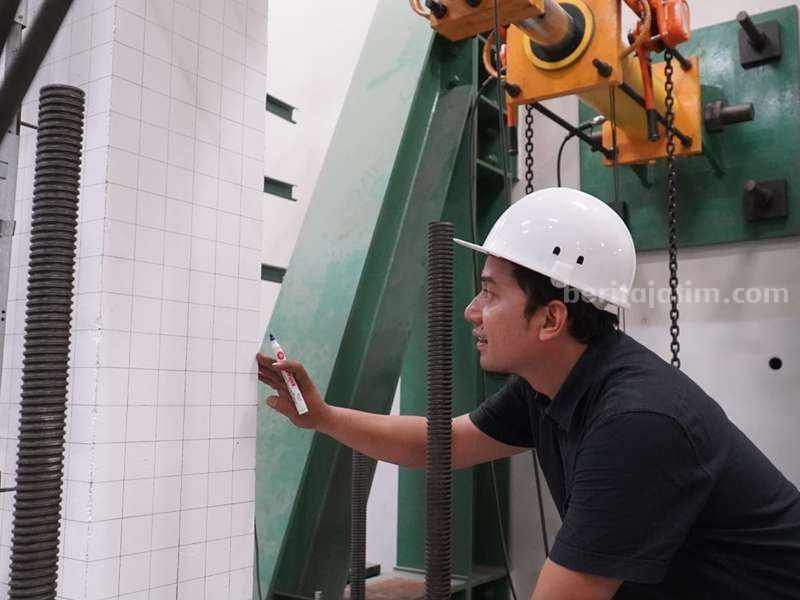 Jaka, Mahasiswa Doctoral UK Petra saat memantau hasil pemberian beban gempa.