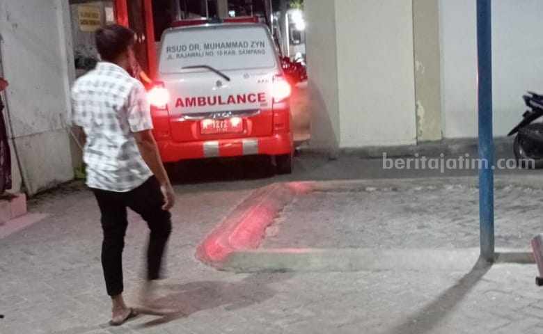 Jenazah napi Rutan Kelas 2B Sampang saat dibawa ke rumah duka (Foto: Zamachsari/beritajatim.com)