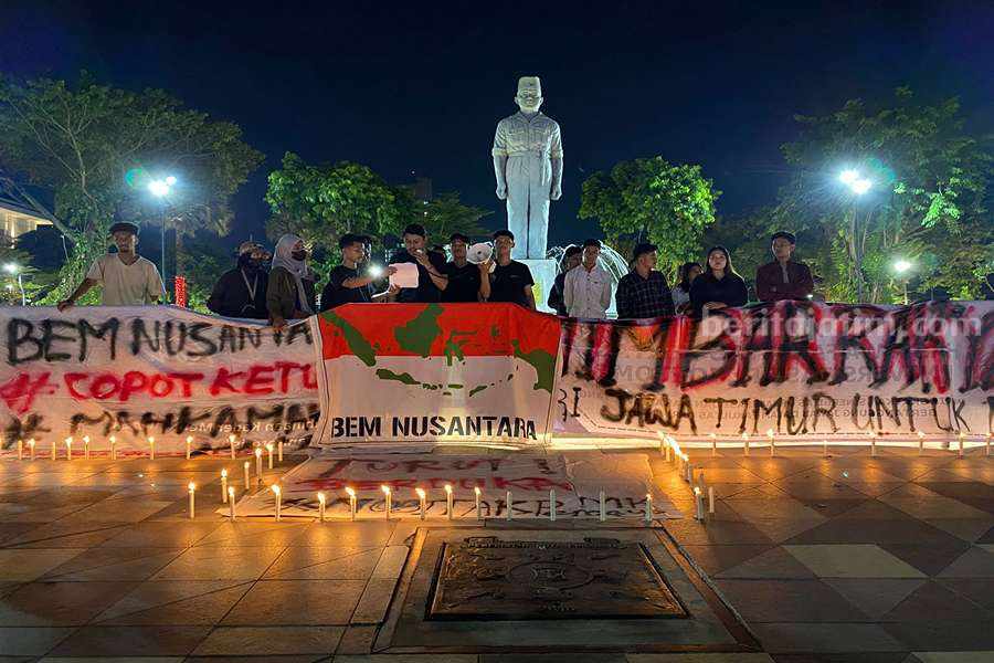 BEM Nusantara Demo Protes Putusan MK, Nyalakan Lilin di Taman Apsari Sejumlah mahasiswa yang demo di taman Apsari, Rabu (25/10/2023) malam.