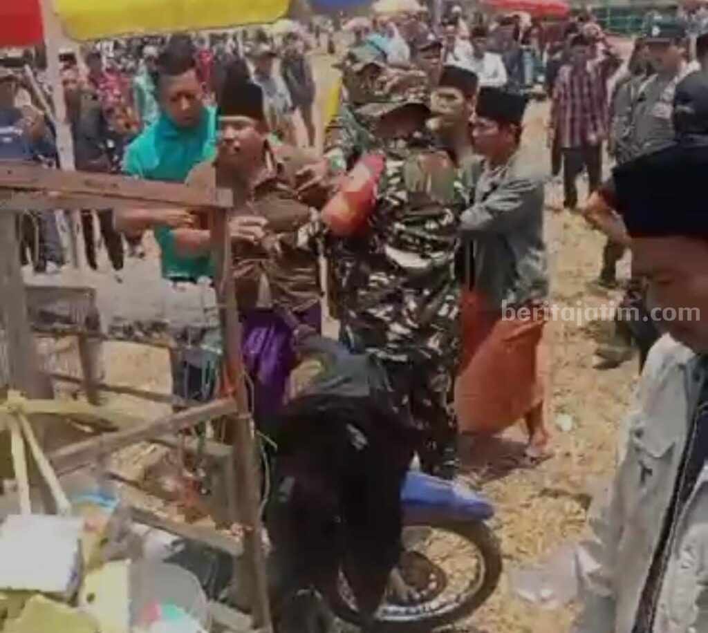 Bawa Pistol ke TPS Pilkades Bangkalan, Pria Berpeci Diamankan Polisi Potongan gambar pengamanan seorang pria berbeci membawa senjata api